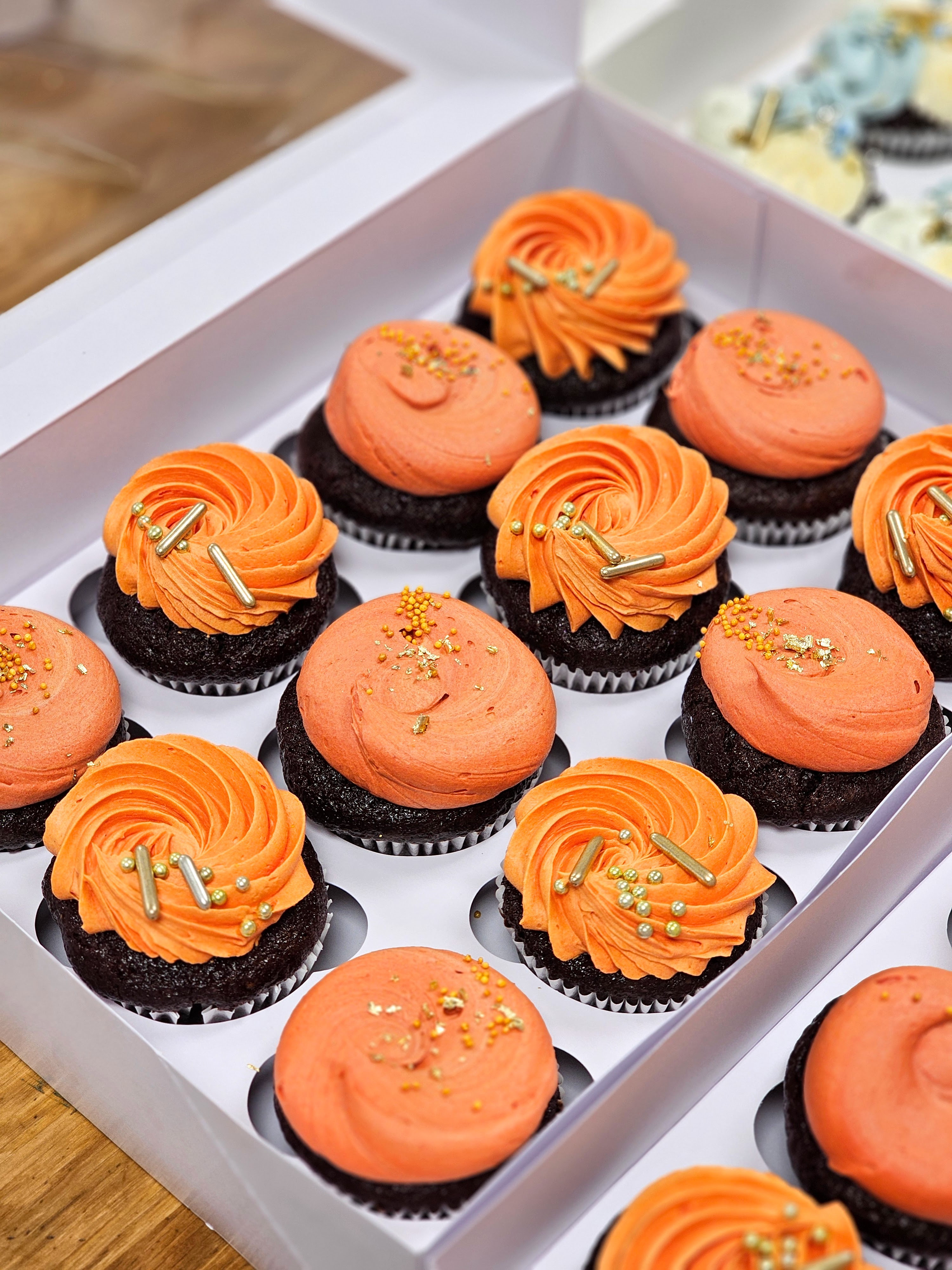 Cupcakes med farvet creme 96 stk | Chokoladekage med vaniljecreme