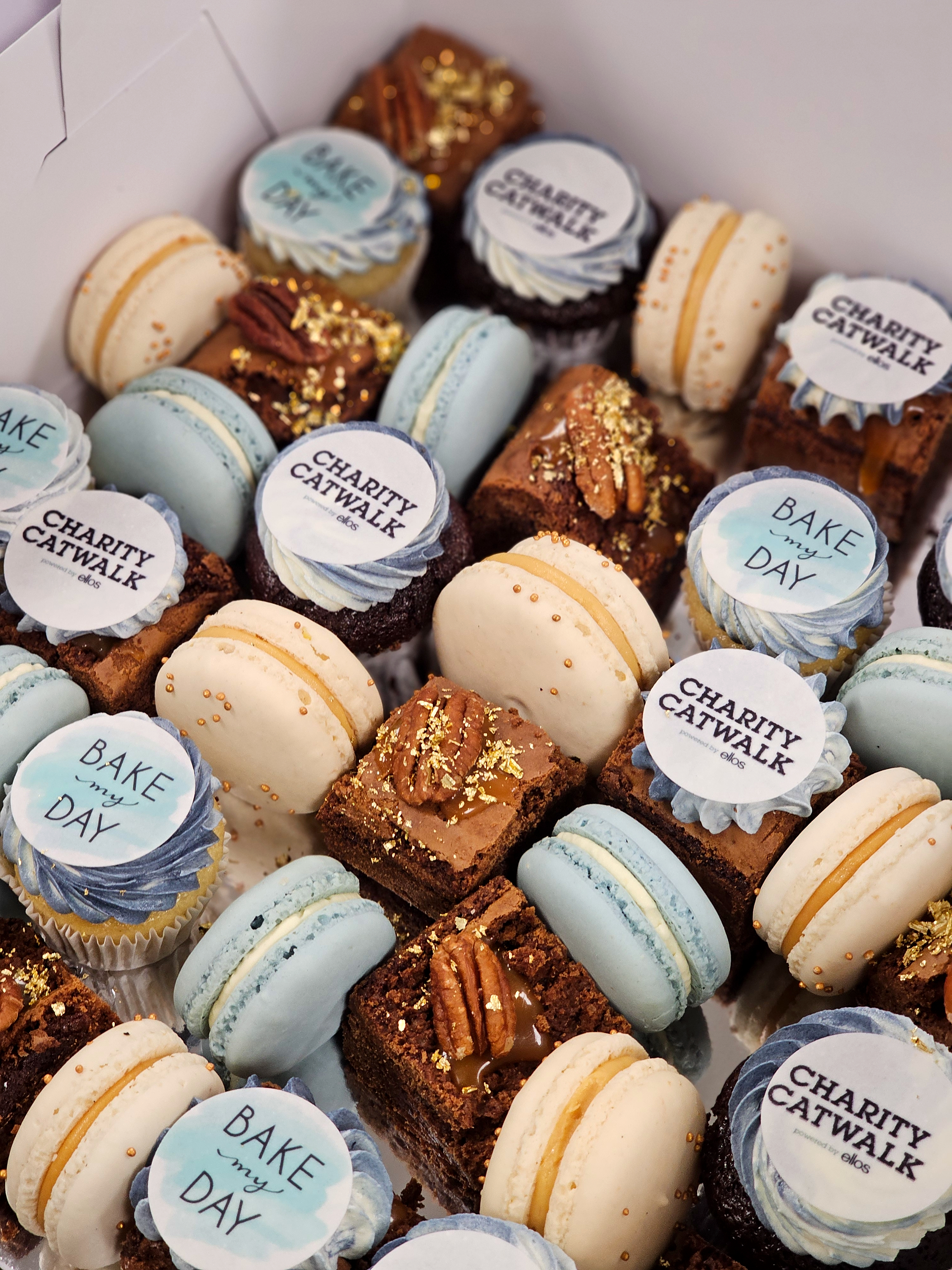 Kagetapas med logo 700 stk | Macarons, mini brownies & mini cupcakes