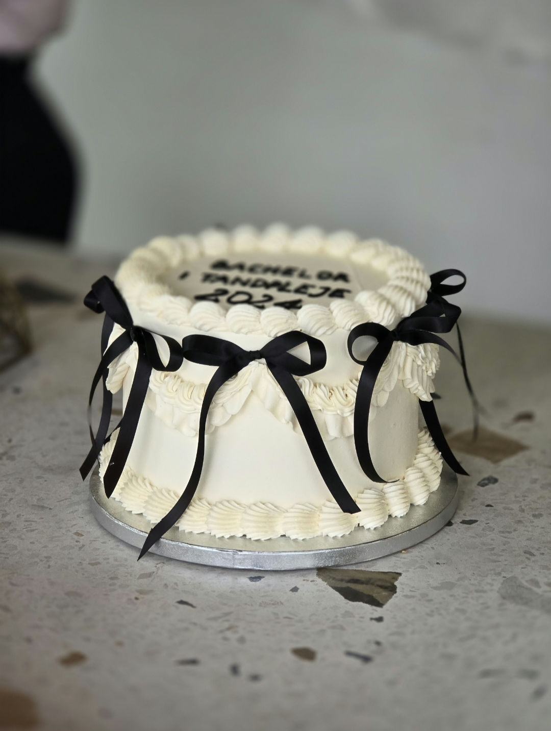 Vintage cake with ribbons 30 pers (2 tiers) | Triple chocolate | Hvid med sorte sløjfer