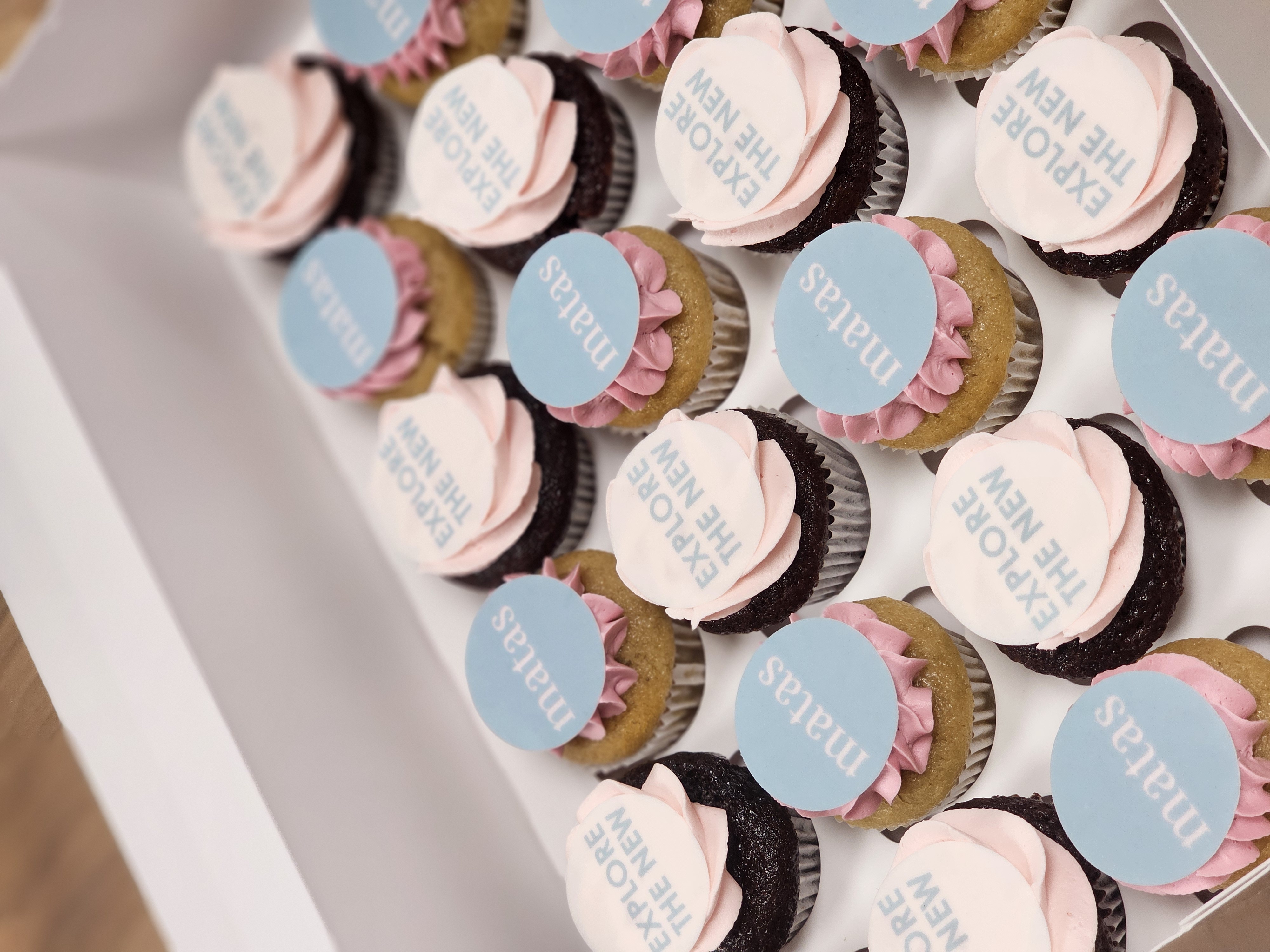 Mini cupcakes med logo På halvdelen | 480 stk
