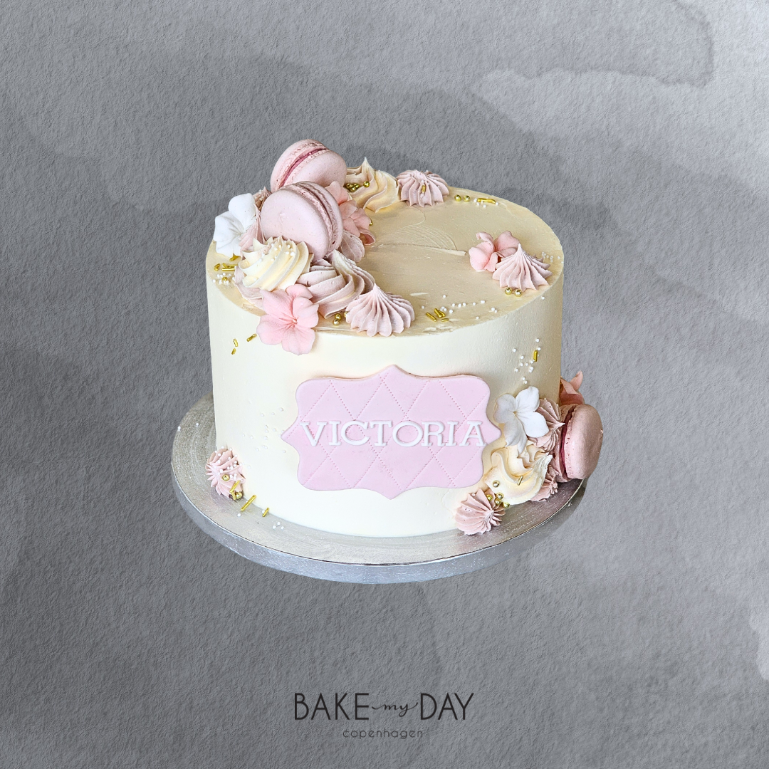 Kage med glat creme, macarons og blomster 30 personer - 1 etage | Triple chocolate