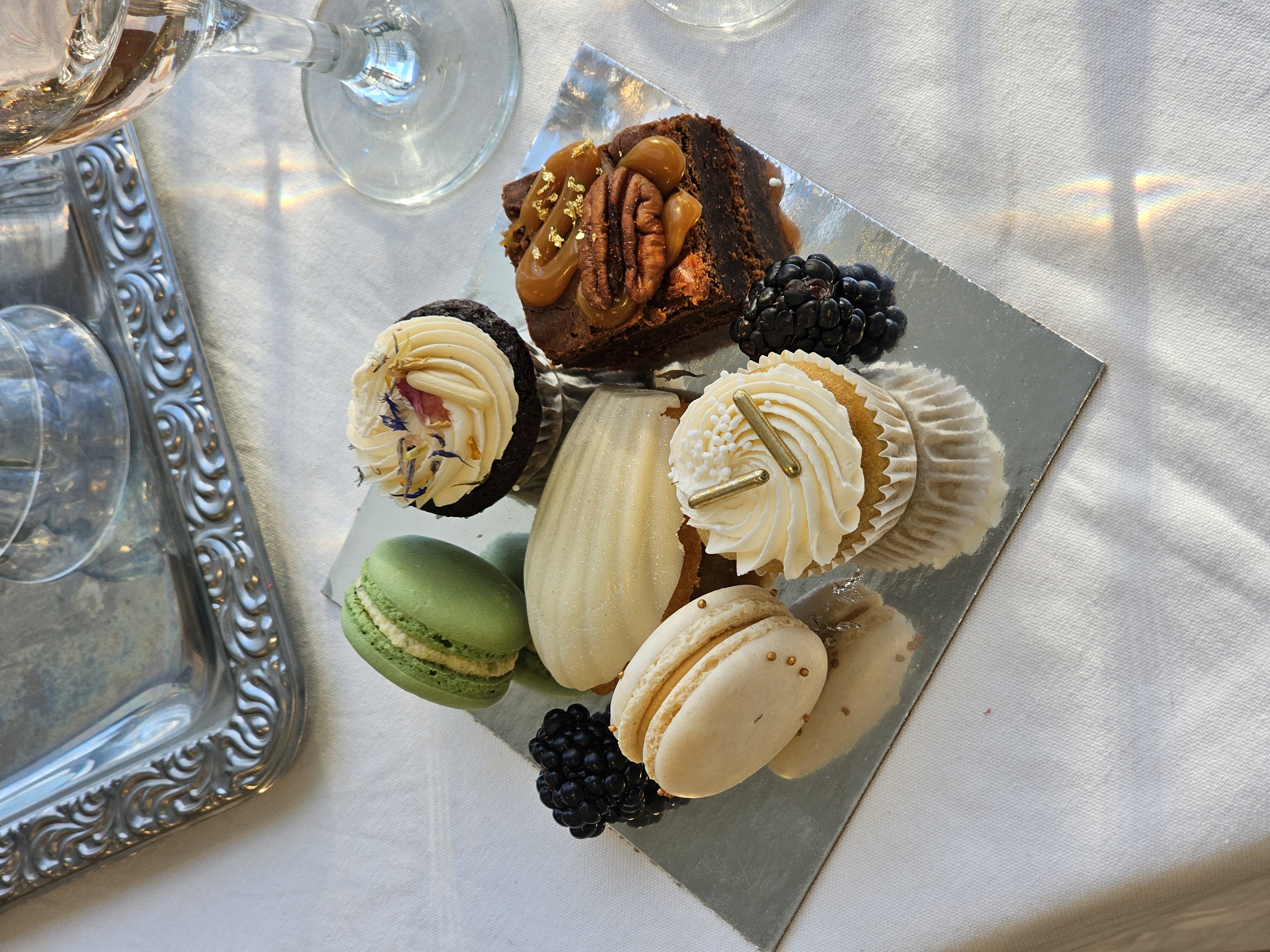 Kagetapas med Madeleines 250 stk | Macarons, mini brownies & mini cupcakes