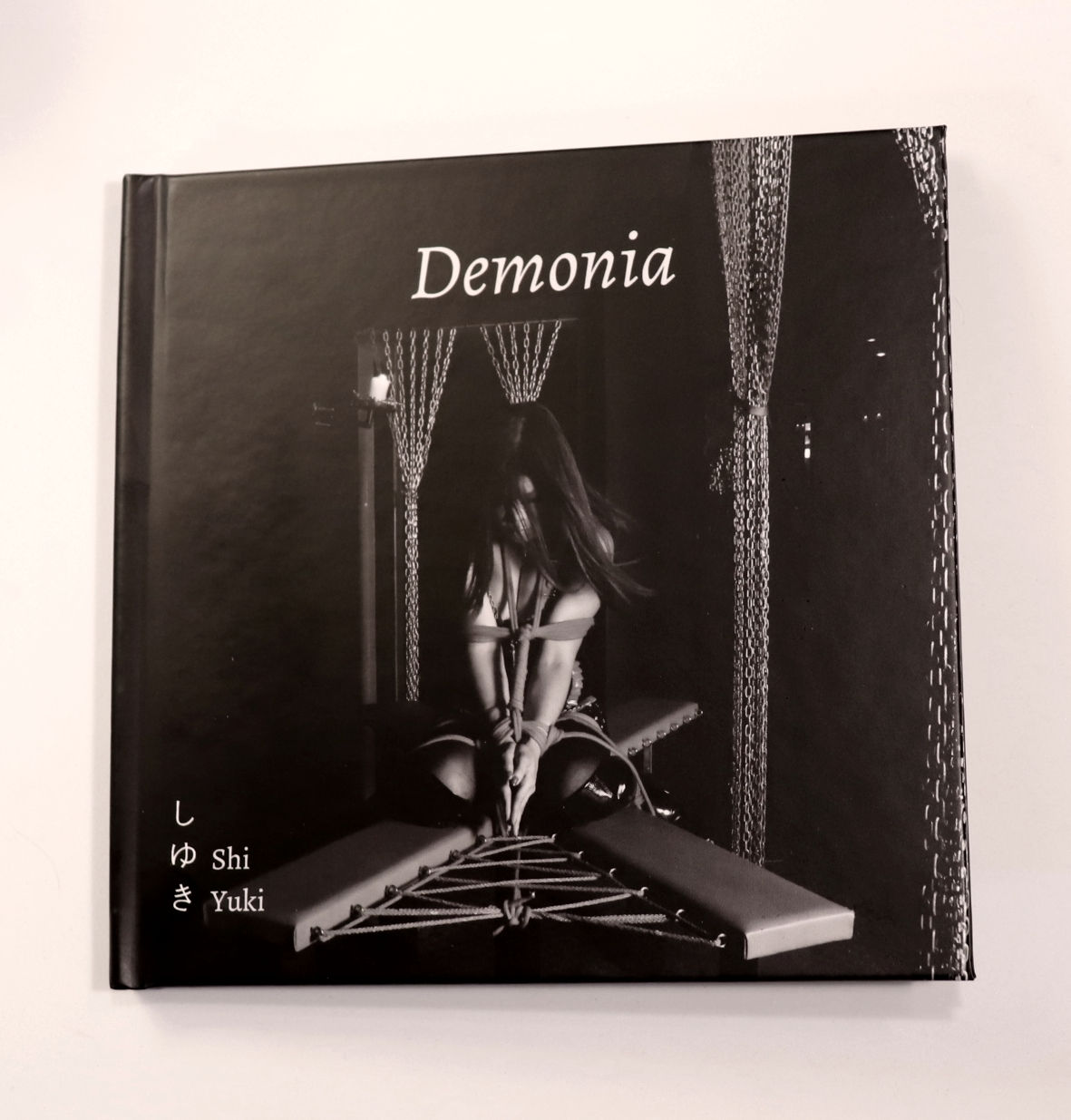 Shi Yuki. Demonia. 2018. 30 exemplaires. BDSM / Shibari photos album