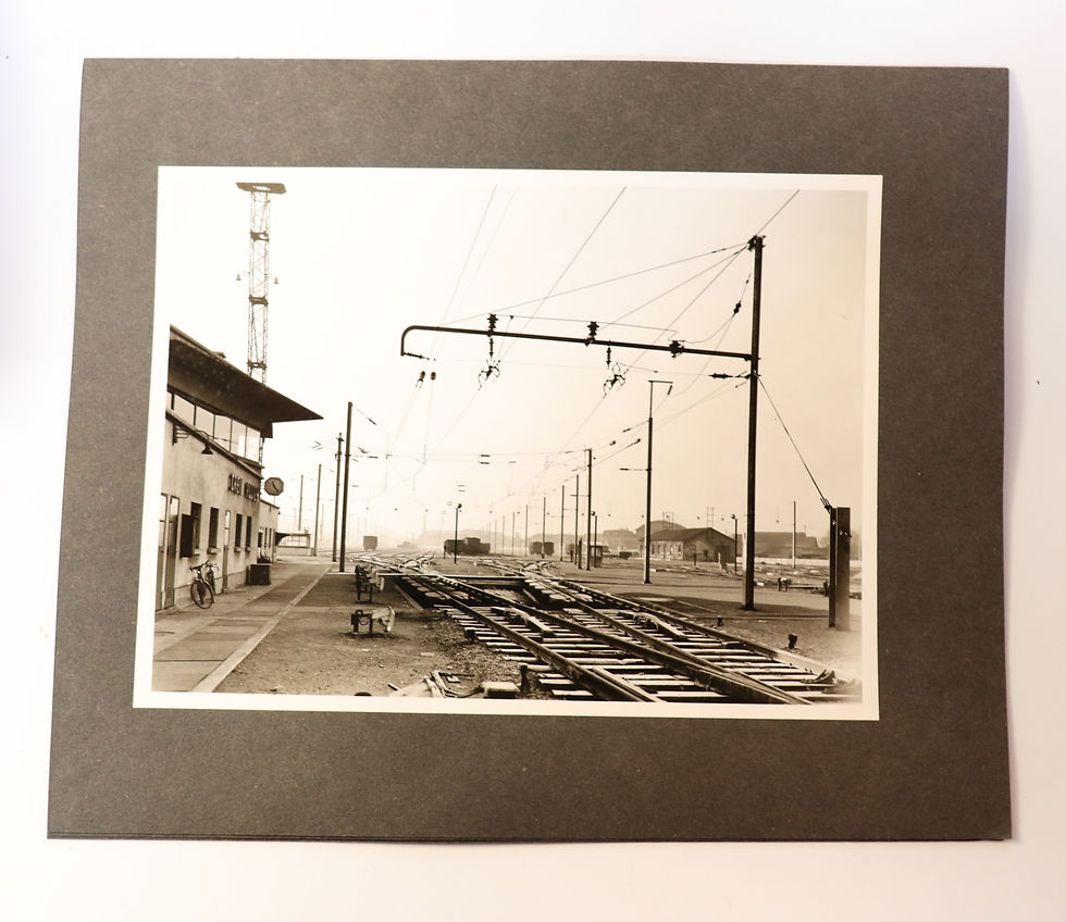 Miniature : SNCF. Album de 24 photographies 22,8 x 17 cm (rails, caténaires, gare, stations)