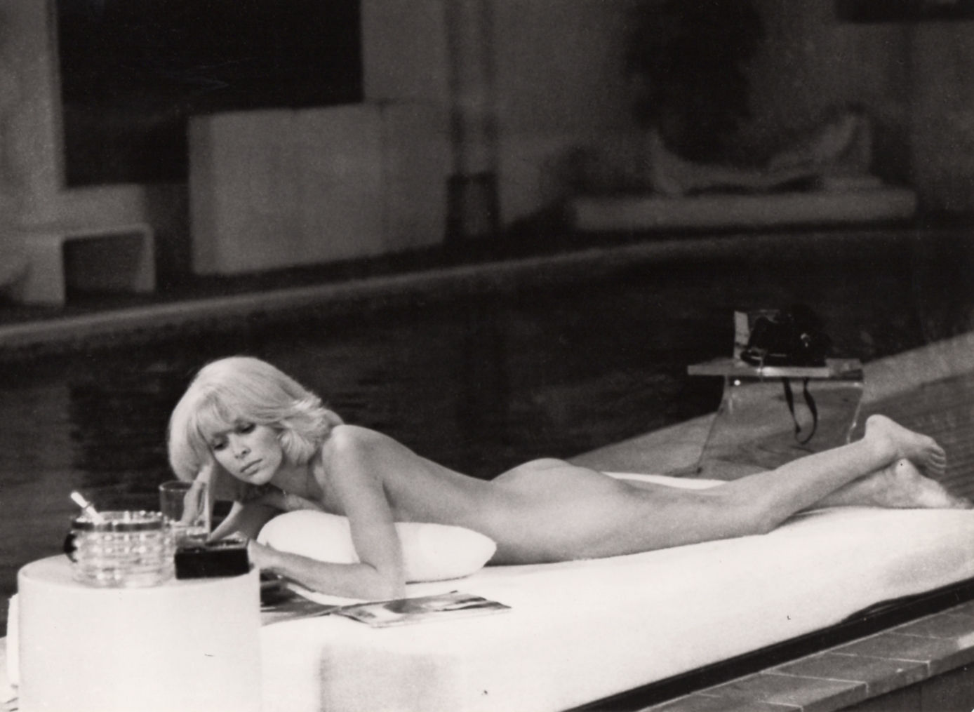 Mireille Darc. Lectrice nue (vers 1960). Photographie originale. Tirage d'époque