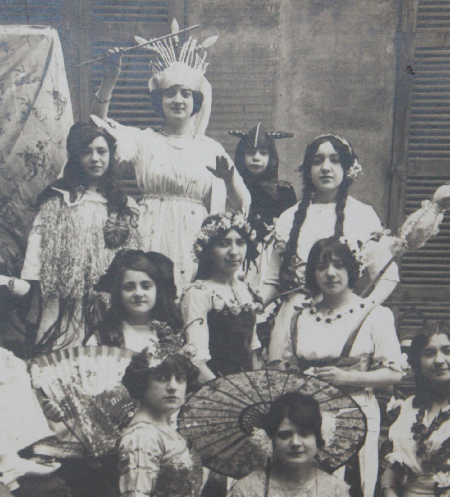 Photographie ancienne enfants et jeunes filles carnaval fête costumée.