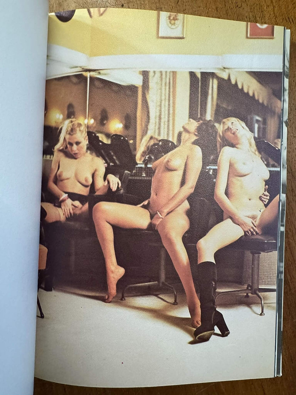 Miniature : 1974 | Branlette chez le coiffeur | Roman-Photos noir et couleur