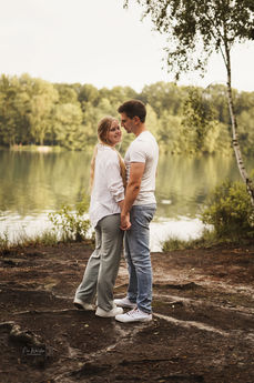 Verliebtes Paar am See, romantisch
