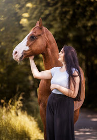 Frau mit ihrem braunen Quarter Horse 