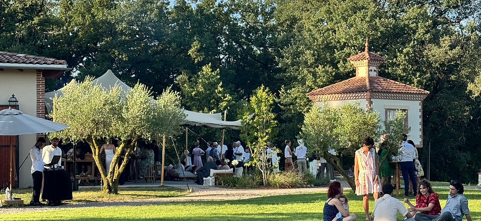 Guests enjoying the garden and outdoor spaces during a wedding in the South of France
