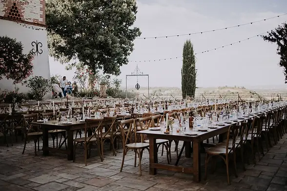 Dîner de mariage sur la place centrale avec vue dans un domaine en Occitanie