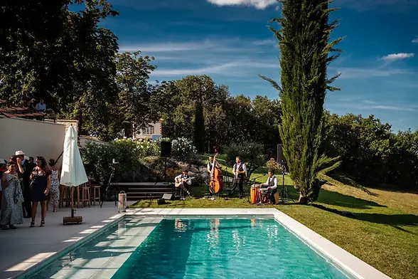 Espace piscine avec invités lors d’un cocktail dans un domaine aux portes d’Albi