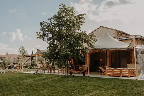 Halles couvertes modulables pour cocktail ou séminaire dans un domaine en Occitanie