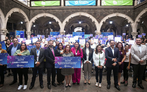 TERE JIMÉNEZ ENTREGA MAQUINARIA Y EQUIPO DE TRABAJO A EMPRENDEDORES