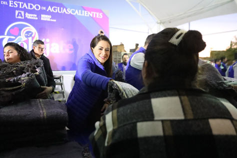 EN VALLE DE LOS CACTUS TERE JIMÉNEZ ENTREGA COBIJAS Y ATIENDE INQUIETUDES DE VECINOS DE LA ZONA