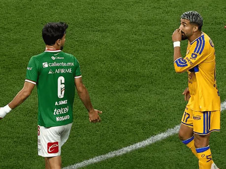 ¡LLEGA LA LEY VÍNICIUS A LA LIGA MX! BÚFALO AGUIRRE, ES EXPULSADO POR TAPARSE LA BOCA 