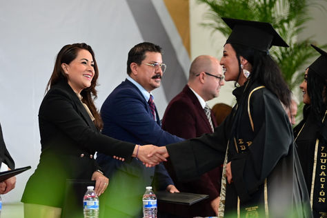 RECONOCE TERE JIMÉNEZ A NUEVOS MAESTROS EGRESADOS DE LA NORMAL DE RINCÓN DE ROMOS; LOS LLAMA A SER GUÍA DE LAS NUEVAS GENERACIONES
