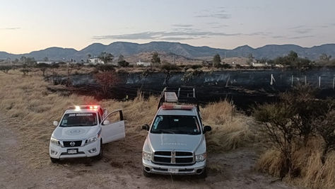 ARDUOS TRABAJOS DE LOS COMBATIENTES PARA SOFOCAR INCENDIO FORESTAL.