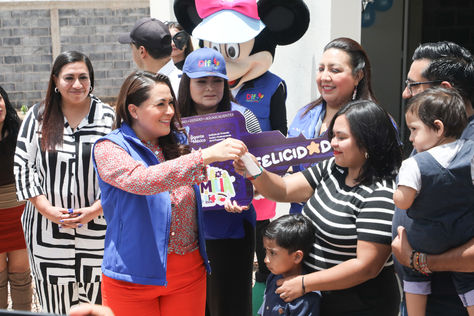 GANADORES DEL DÍA DE LA FAMILIA RECIBIERON LAS LLAVES DE SUS CASAS DE MANOS DE TERE JIMÉNEZ