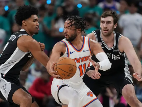 ¡SIGUEN INVICTOS! KNICKS VIENEN DE ATRÁS Y VENCEN A LOS SPURS EN EL JUEGO 1 DE LA NBA FINALS