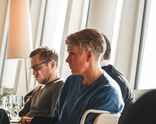 Kvinna lyssnar uppmärksammat under VD-utbildningen med Friends of Executive