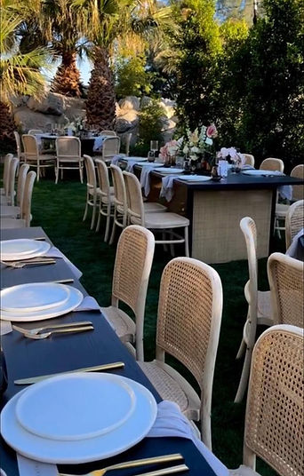 renta de sillas de madera rattan para bodas y eventos