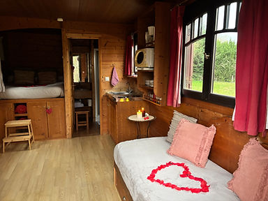 Roulotte Rouge_Interieur Romantique 01.jpeg