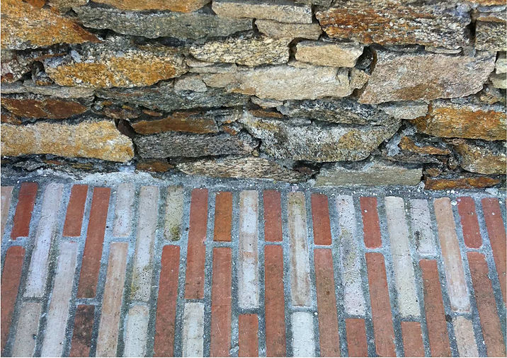 un détail extérieur en pierre et brique d'une maison conçue et réalisé par Emilie Roy et Donovan Baudry de la société E.M.ROY & BAUDRY ARCHITECTURE