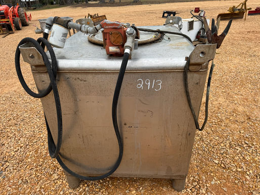 300 gallon Tank with pump