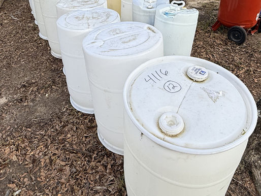 TWO LOTS OF PLASTIC CONTAINERS WITH LIDS, consigned in April 4, 2026 Auction