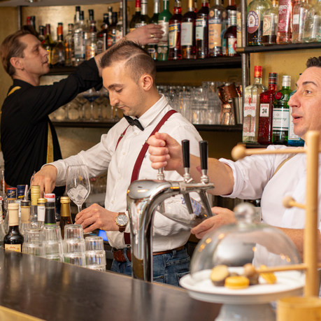 16_CP_2021_Hinter_der_Bar.jpg