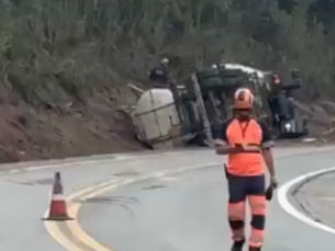 Carreta com combustível tomba e interdita BR-381 nos dois sentidos próximo a Belo Oriente