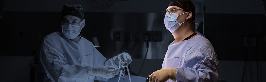 Cirujano operando hernia en Tijuana