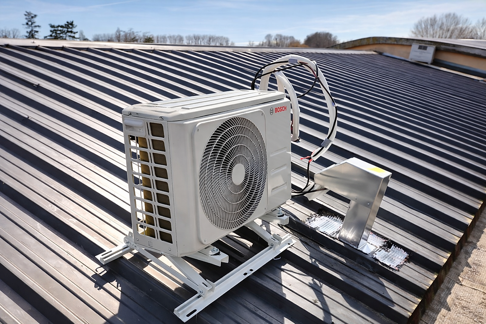 Installation d'une unité extérieure de climatisation multi-split en toiture : performance, technicité et étanchéité maîtrisée