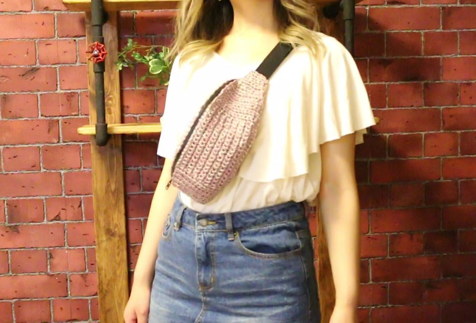 かぎ針で編んだボディバッグの着用