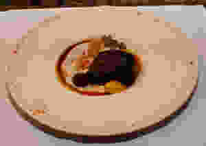 Canard mariné au sel, poivre, ail, purée de céleri et lait de coco. © Fabrice Roy