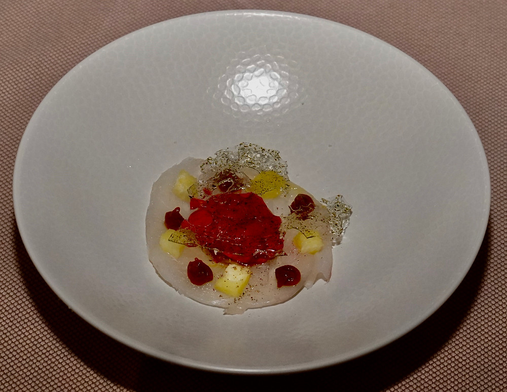 CEviche de Saint-Pierre au tamarin, sorbet groseille, opaline d'algue Wakamé. © Fabrice Roy