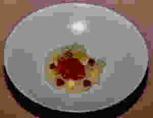 CEviche de Saint-Pierre au tamarin, sorbet groseille, opaline d'algue Wakamé. © Fabrice Roy