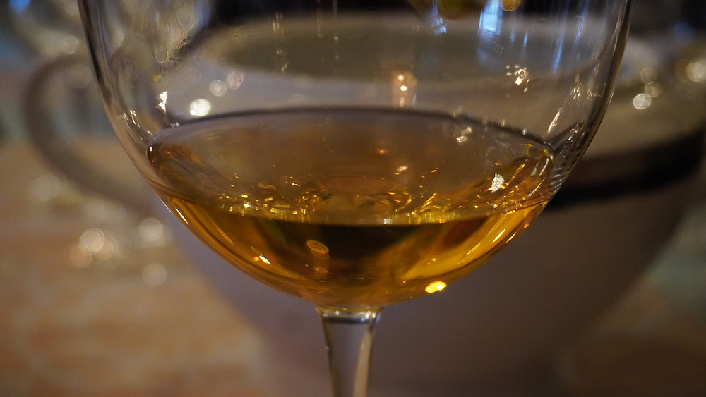 La robe ambrée des vins blancs vinifiés en Qvevri (Jarres). © Fabrice Roy