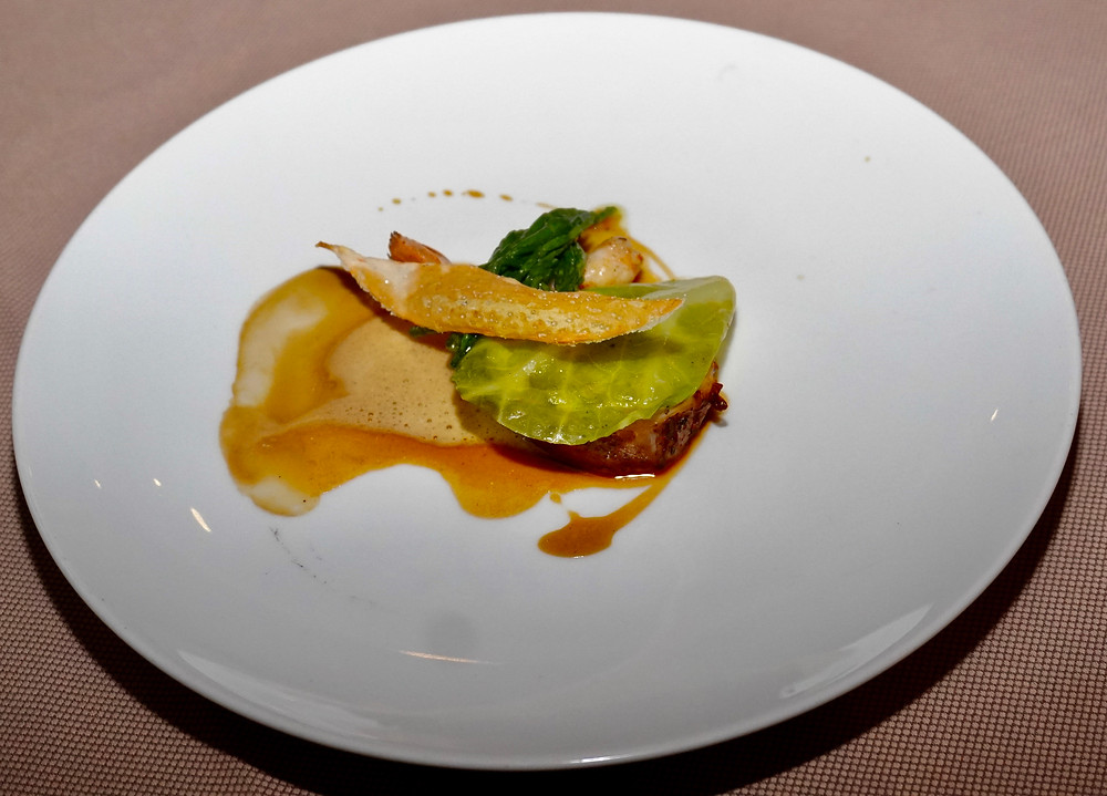 Rable de lapin farci aux langoustines, étuvée de choux verts et salicorne. © Fabrice Roy