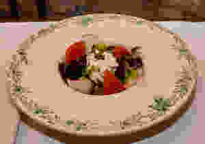 Salade fraiche aux tomates, concombres et fromage frais. © Fabrice Roy