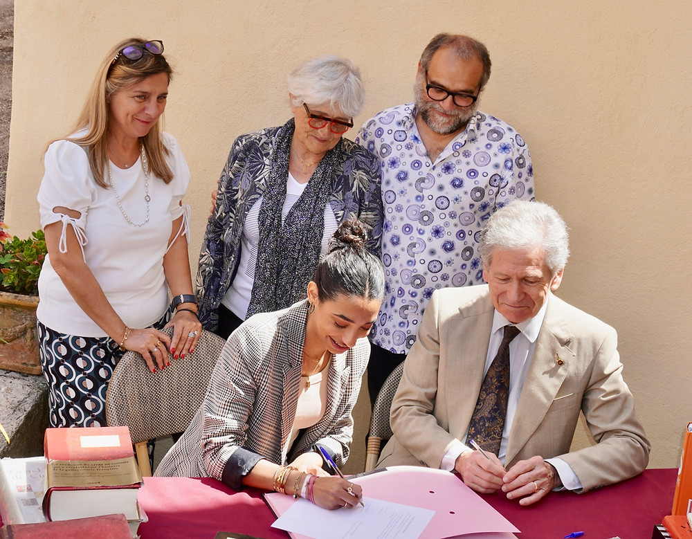 Camille Héraud, fille de Jérôme Héraud, signe le document du legs, aux côtés de Michel Escoffier et présence de la compagne du chef, Marielle Waliki et des parents de ce dernier.