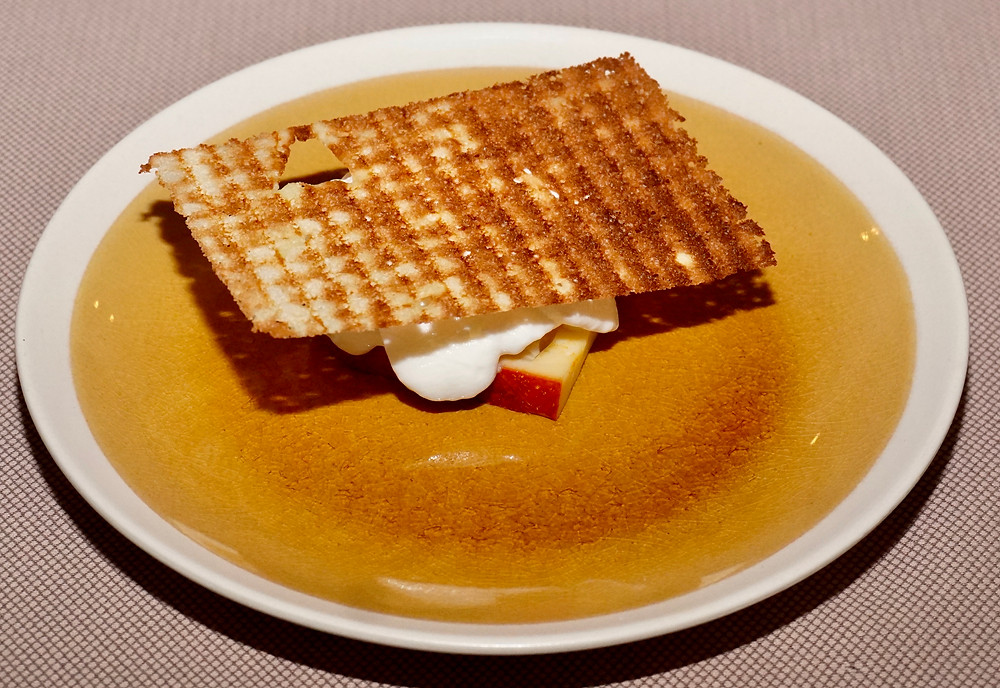 Duo de Murol et chèvre frais, gelée à la stévia et croustillant de focaccia maison. © Fabrice Roy