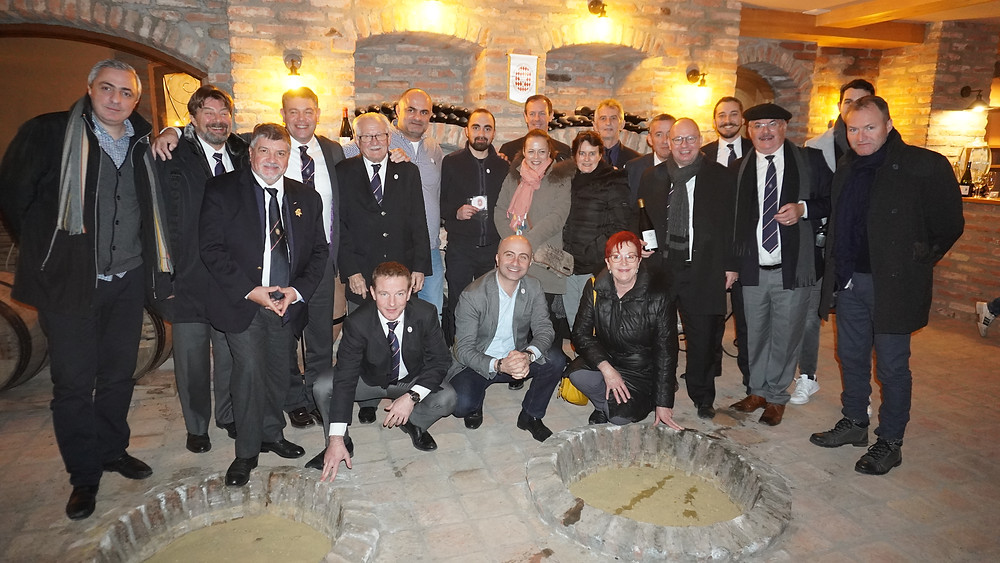Les Sommeliers Monégasques devant deux Qvevri. © Fabrice Roy