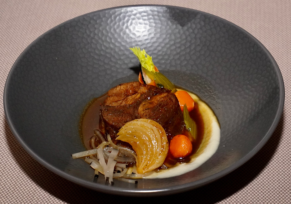 Jarret de veau cuit en cocotte, choucroute de radis noirs à la genièvre et purée de choux rave. © Fabrice Roy