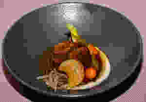 Jarret de veau cuit en cocotte, choucroute de radis noirs à la genièvre et purée de choux rave. © Fabrice Roy