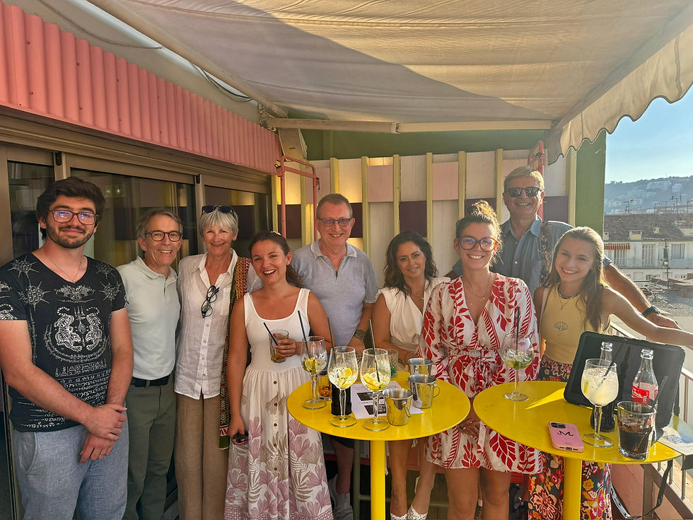 Les participants à l'Après-Travail sur le toit-terrasse de l'hôtel Mercure Nice Centre 