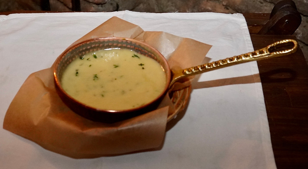 Fondue au fromage affiné en amphore. © Fabrice Roy