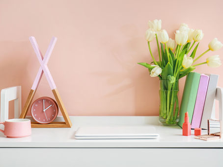 Ein Schreibtisch mit Büchern und Blumen