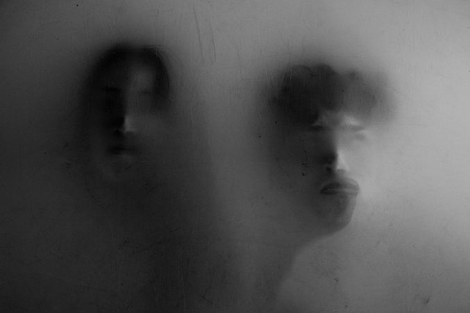 No color images in my eyes
在我眼裡沒有彩色的影像